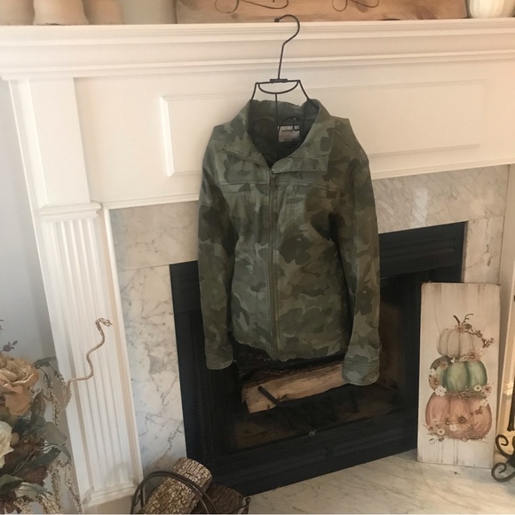 EUC Old Navy Woman’s Camouflage Jacket Size Small - Picture 8 of 11